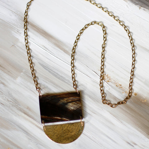 2225 POLISHED HORN RECTANGLE WITH HAMMERED BRASS ON 35" BRASS CHAIN