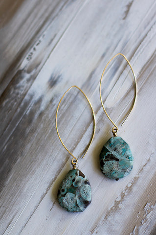 E0610  AQUA FACETED STONES ON HAMMERED GOLD FILLED EARRINGS 3 7/8" LONG